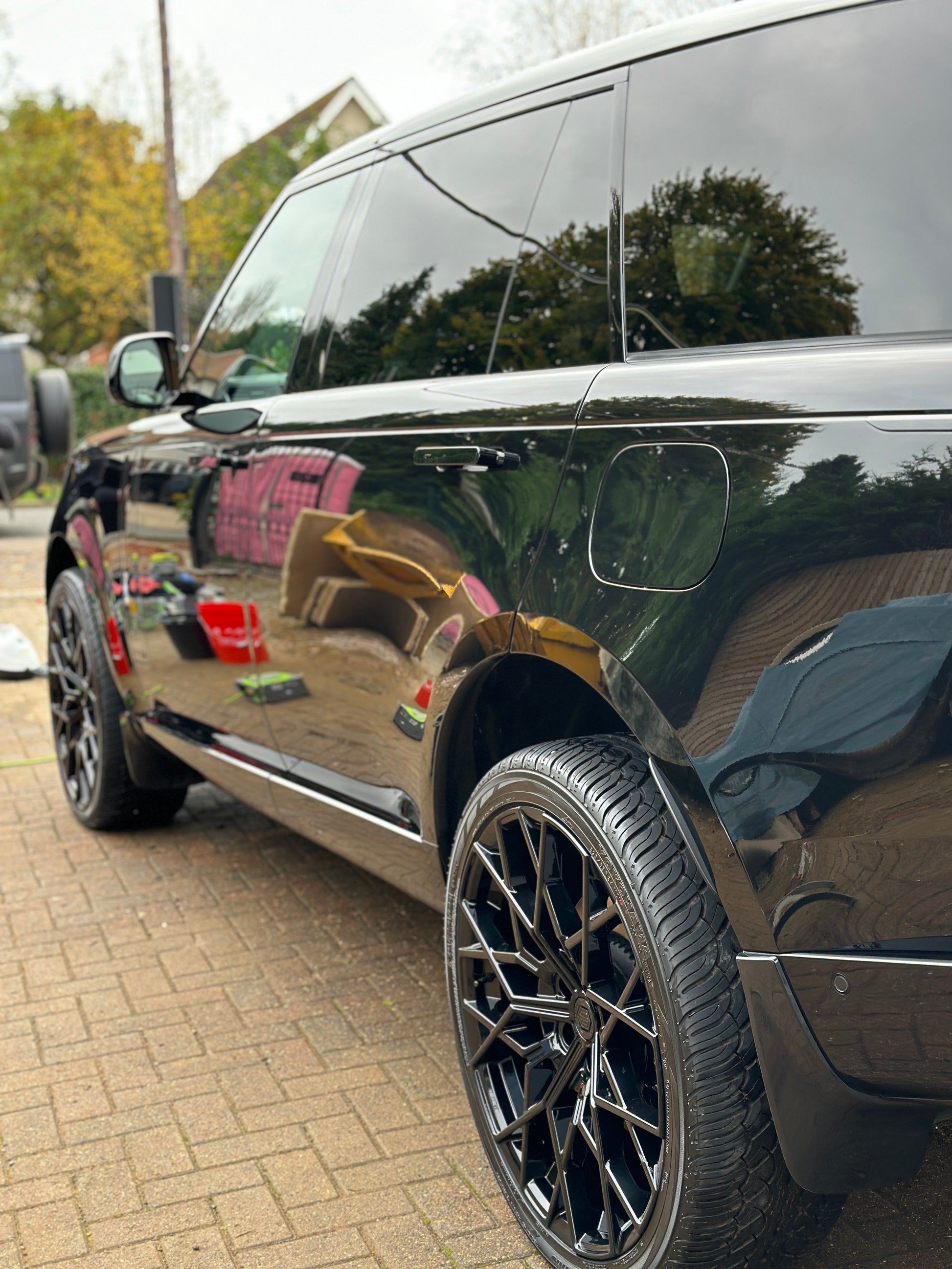 range rover autobiography, black glossy paint, urban wheels, car detailing