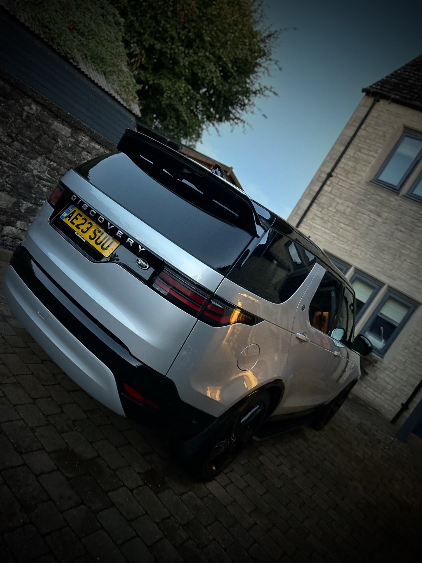 range rover discovery, silver, back view, black trims glossy