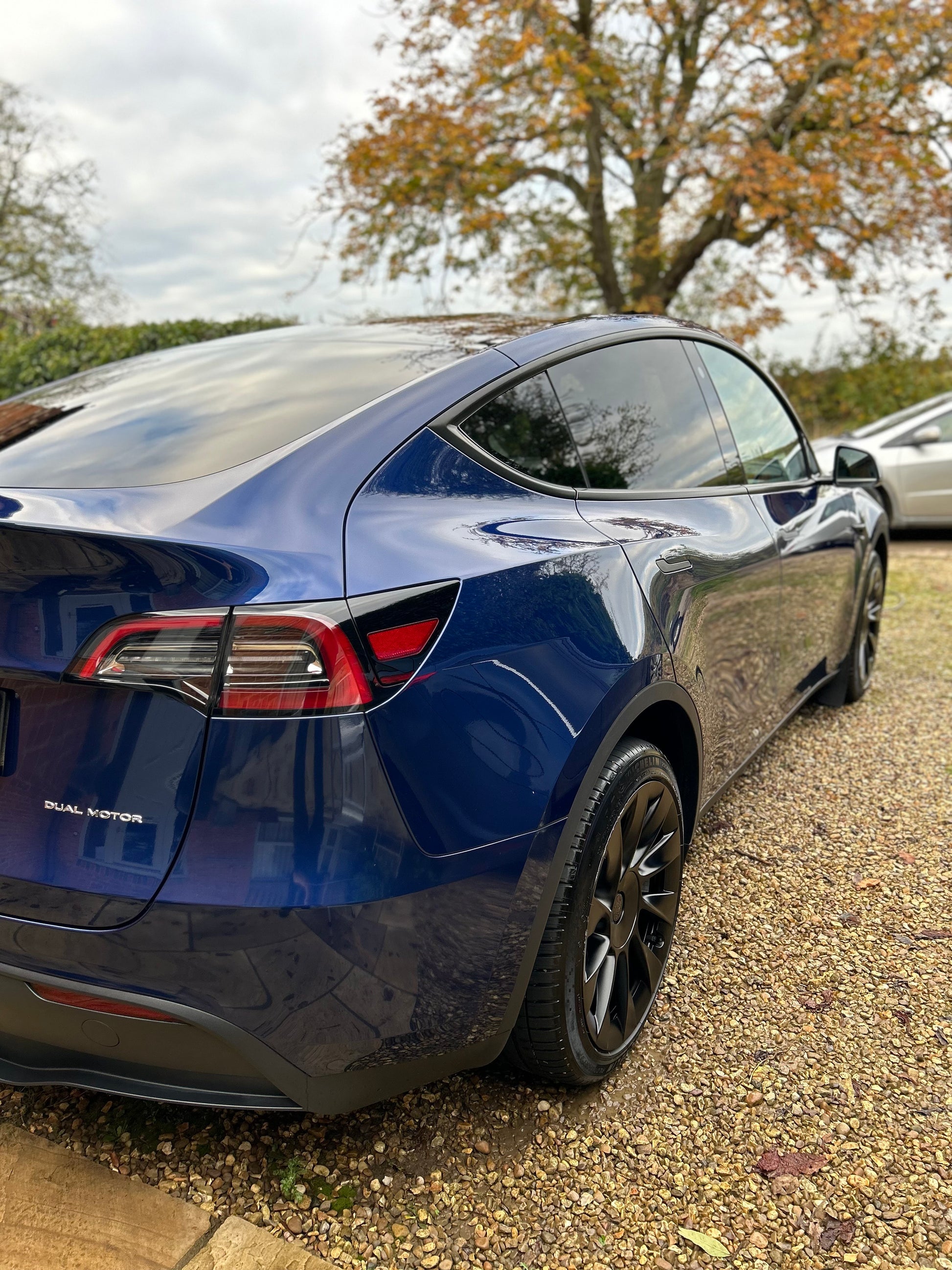 tesla model y, purple dark blue paint very glossy, car detailing