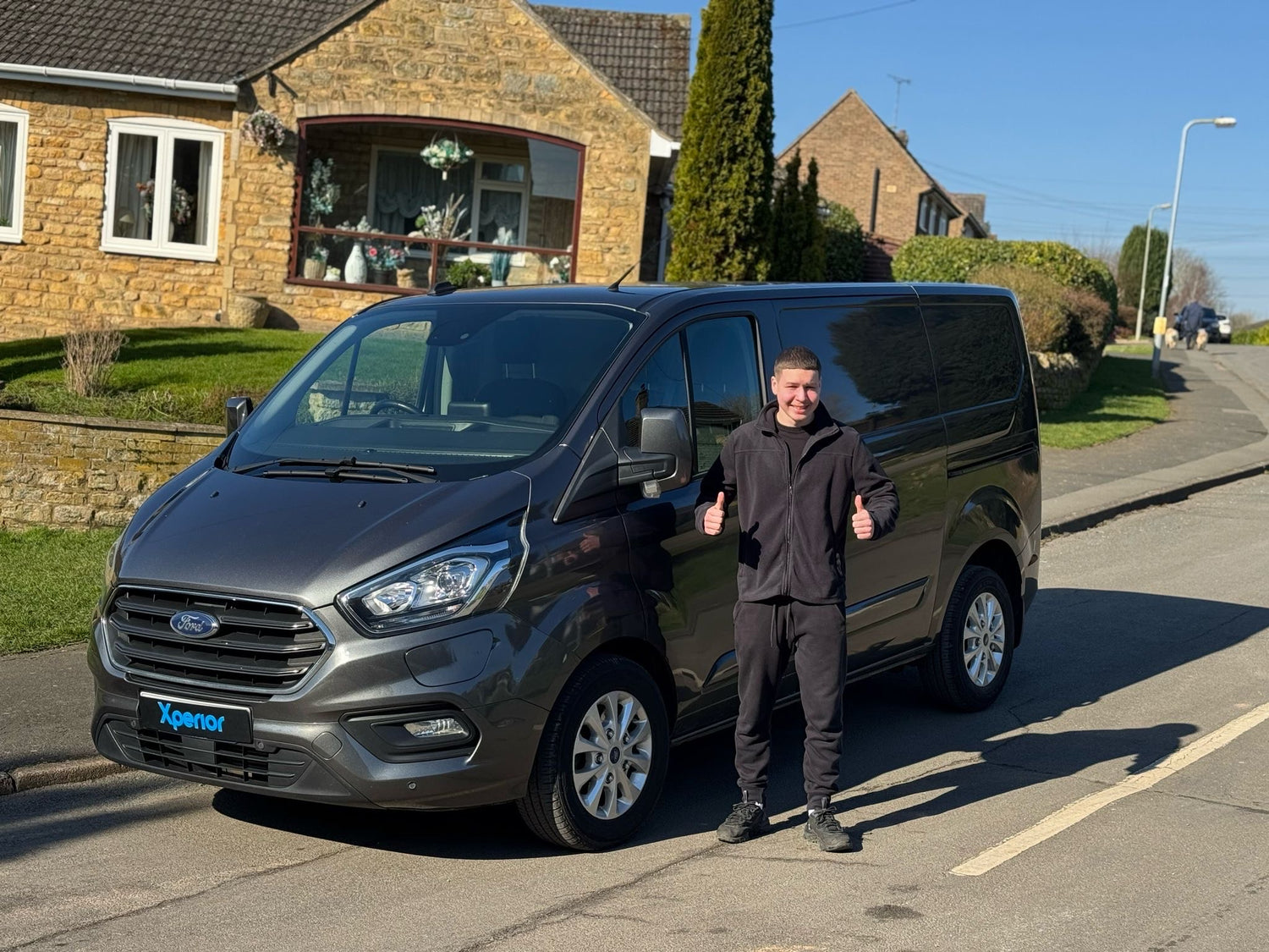 Mobile car detailing van in Northamptonshire with the worker of Xperior